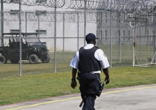 US prisons use new tech to dial down illegal cellphones